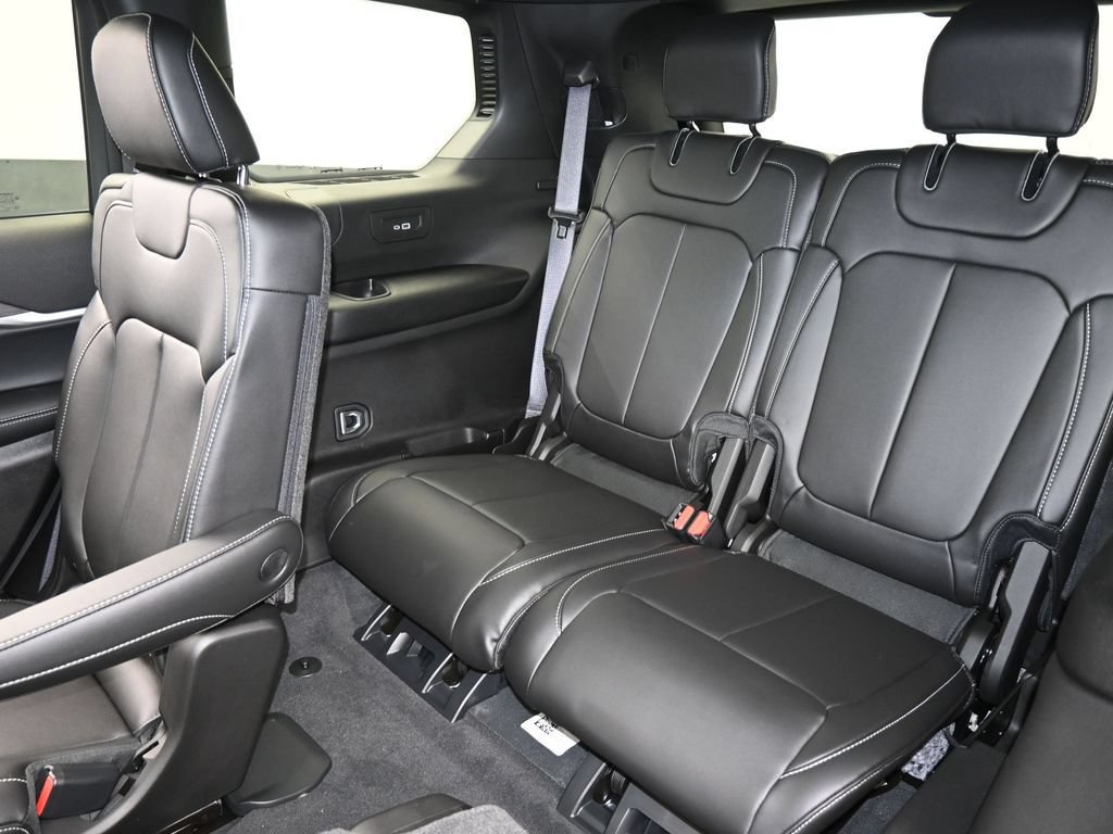 Used 2025 Jeep Grand Cherokee L Limited RWD image 28