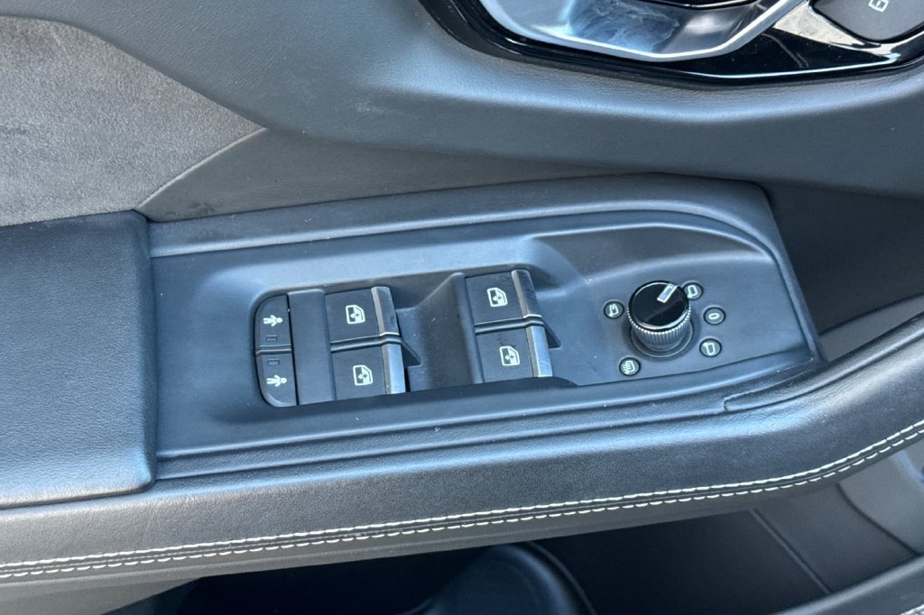 Used 2019 Lamborghini Urus AWD/4WD image 16
