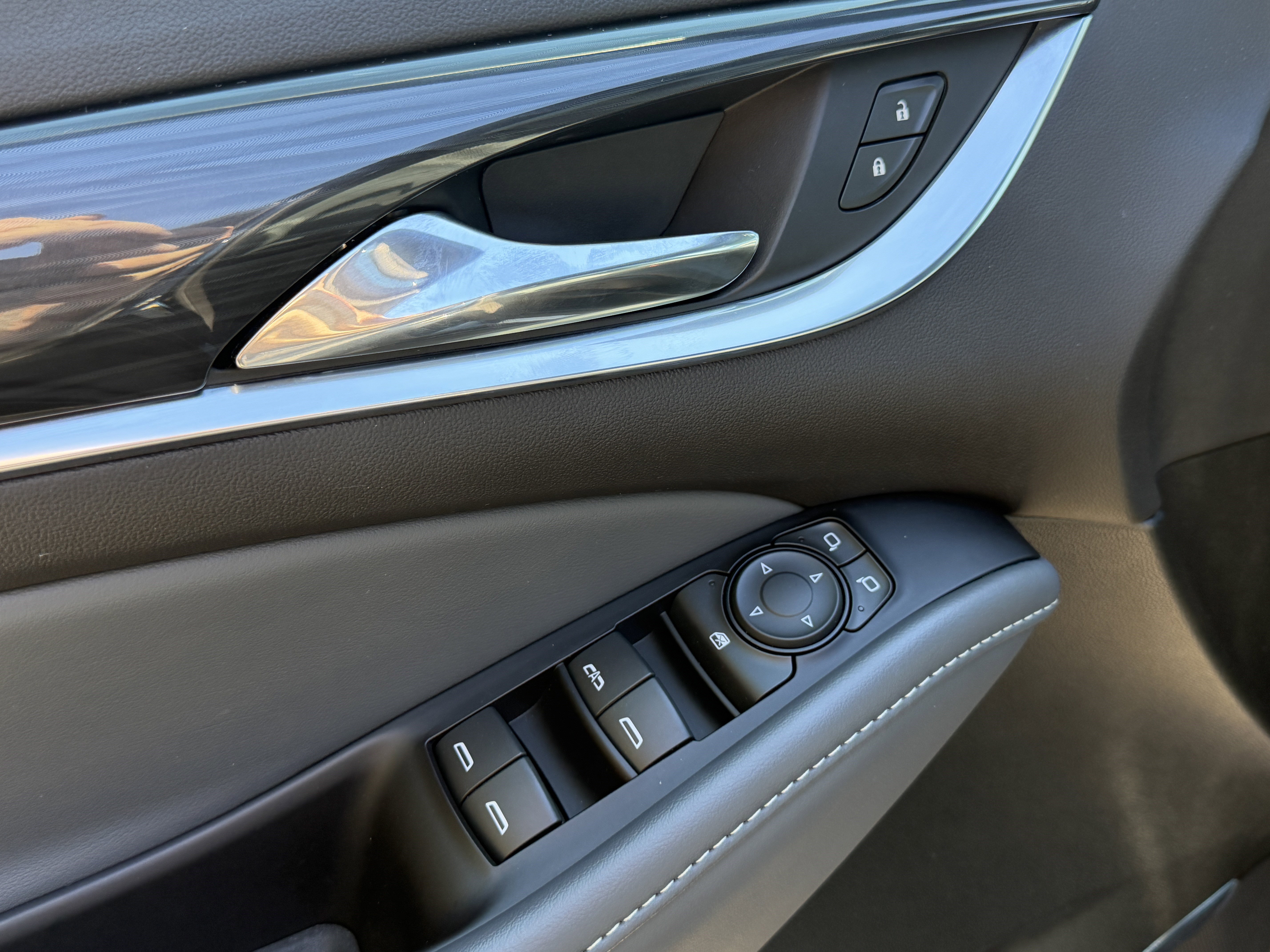 Used 2023 Buick Enclave Essence image 11