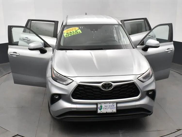Used 2025 Toyota Highlander LE FWD image 10