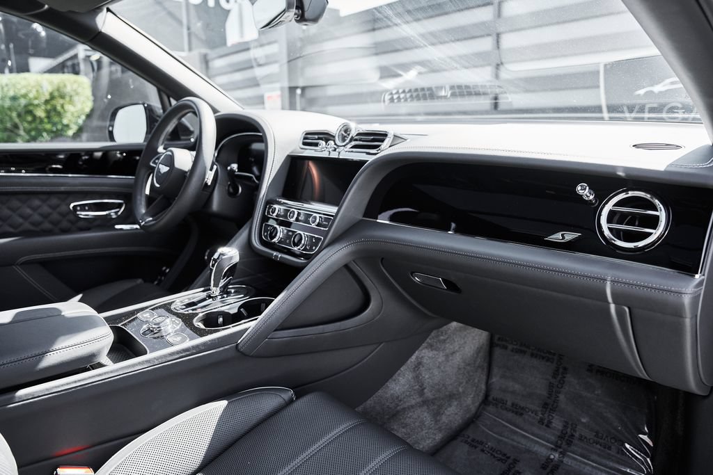 Used 2025 Bentley Bentayga AWD/4WD image 40