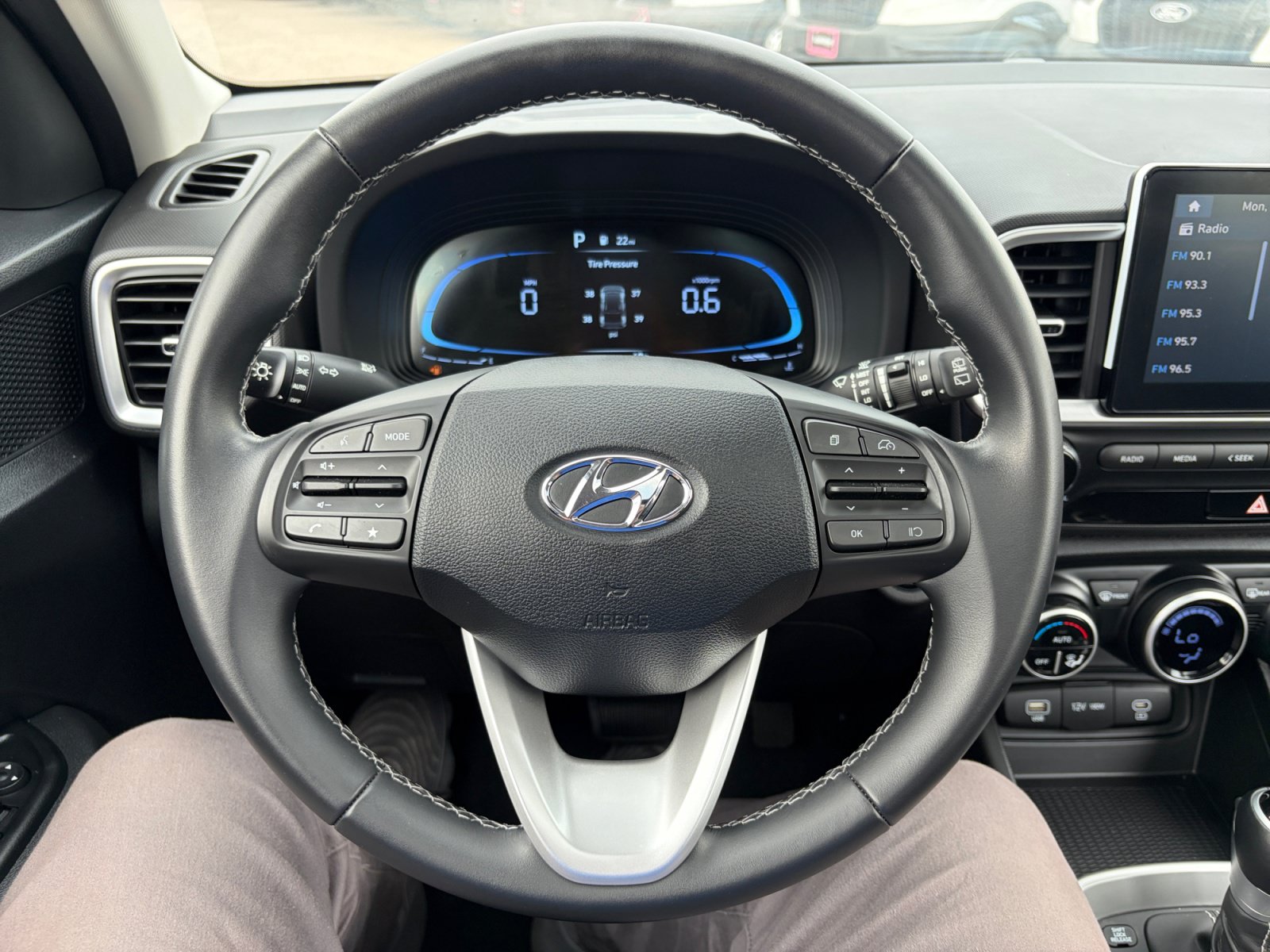 Used 2025 Hyundai Venue SEL FWD image 20