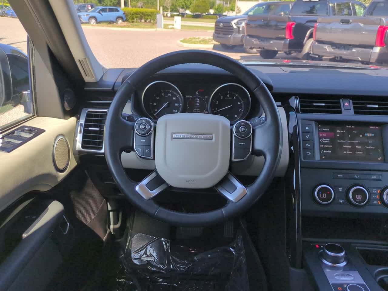 Used 2017 Land Rover Discovery SE AWD/4WD image 15