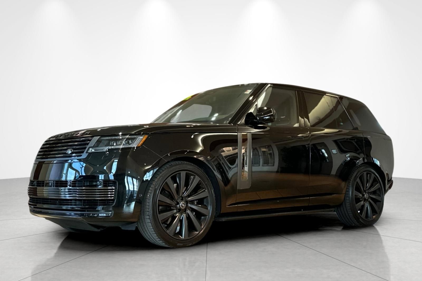 Used 2025 Land Rover Range Rover SV image 1