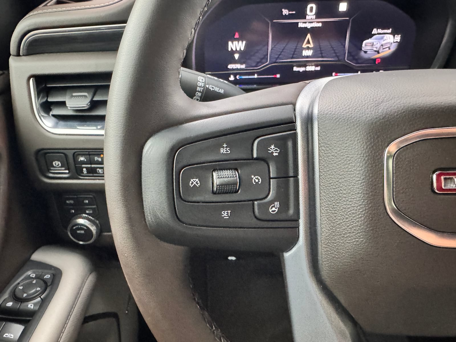 Used 2023 GMC Yukon XL SLT w/ SLT Luxury Package AWD/4WD image 18