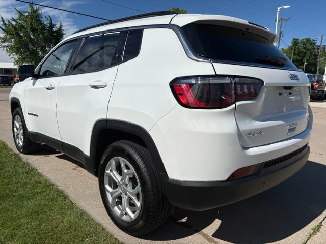Used 2024 Jeep Compass Latitude AWD/4WD image 2