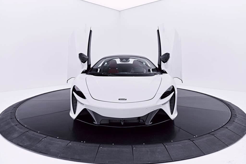 Used 2024 McLaren Artura RWD image 27