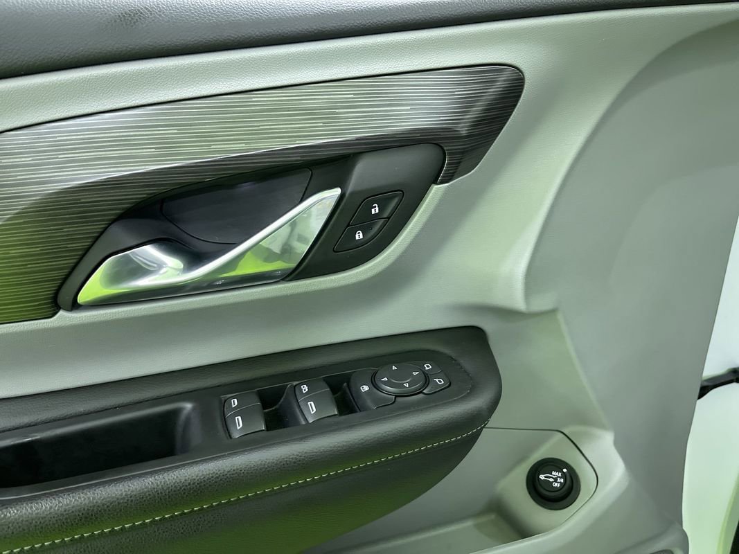 Used 2023 GMC Terrain SLE w/ Driver Convenience Package image 16