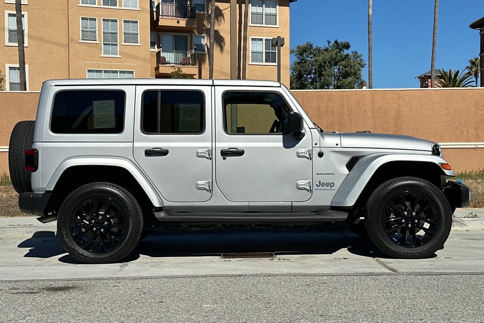 Used 2023 Jeep Wrangler Unlimited Sahara w/ Cold Weather Group AWD/4WD image 3