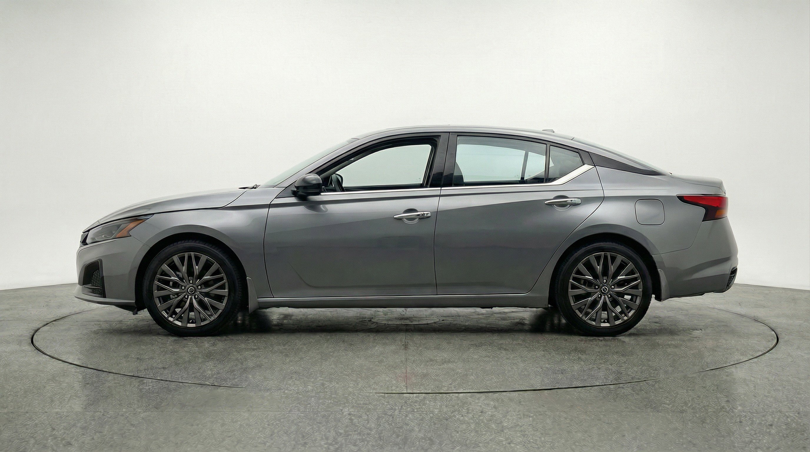 Used 2025 Nissan Altima 2.5 SV FWD image 5