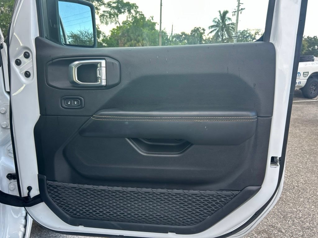 Used 2025 Jeep Wrangler Unlimited Sahara AWD/4WD image 28