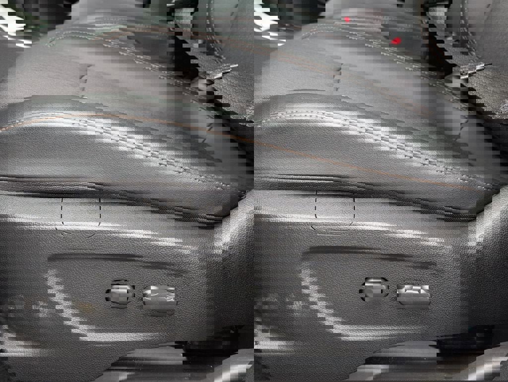 Used 2020 Chevrolet Trax LT w/ LT Convenience Package image 14