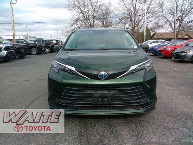 Used 2024 Toyota Sienna LE image 6