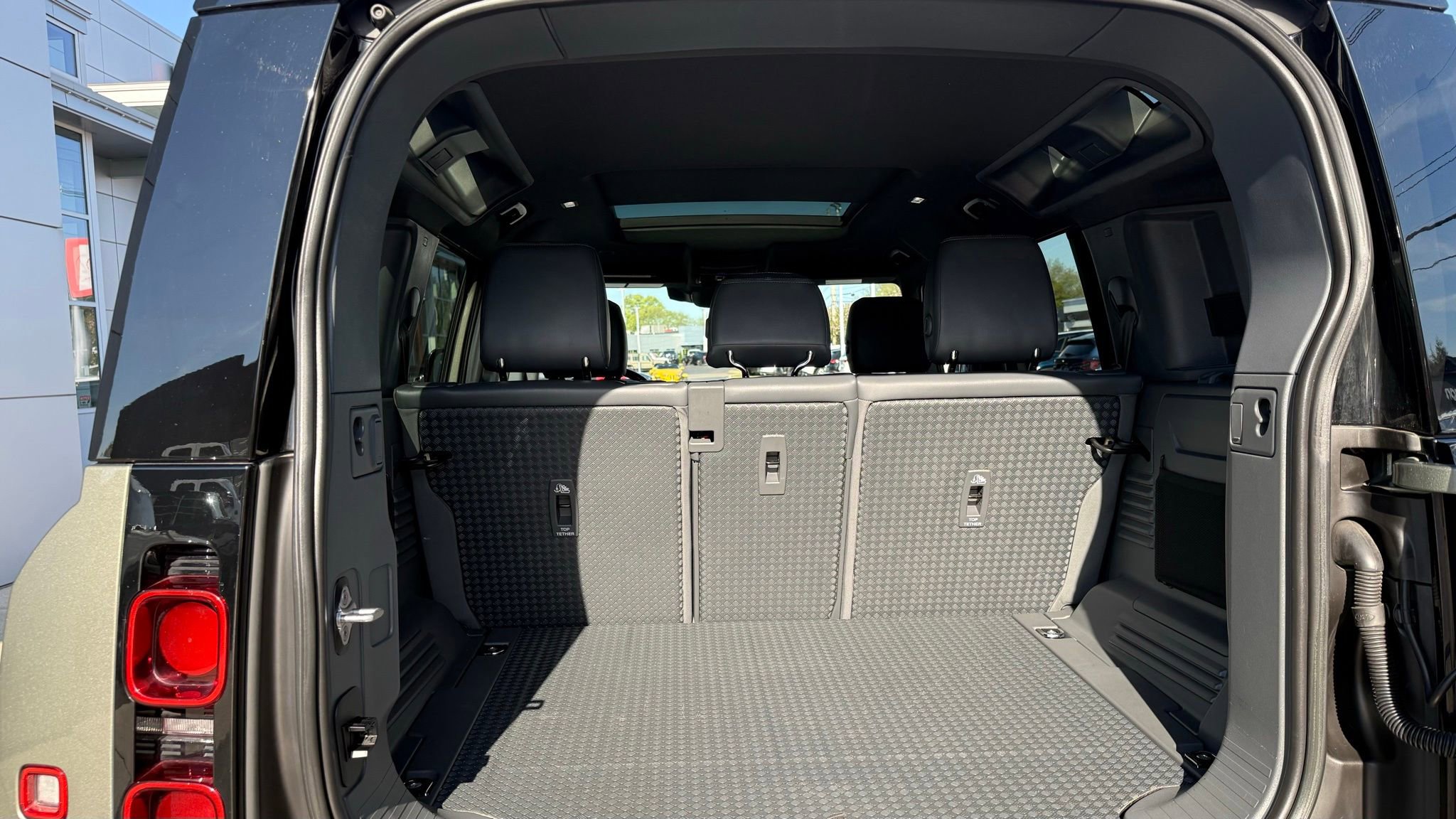 Used 2023 Land Rover Defender 110 X-Dynamic SE image 34