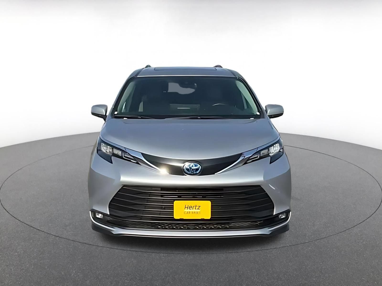 Used 2025 Toyota Sienna XLE FWD image 4