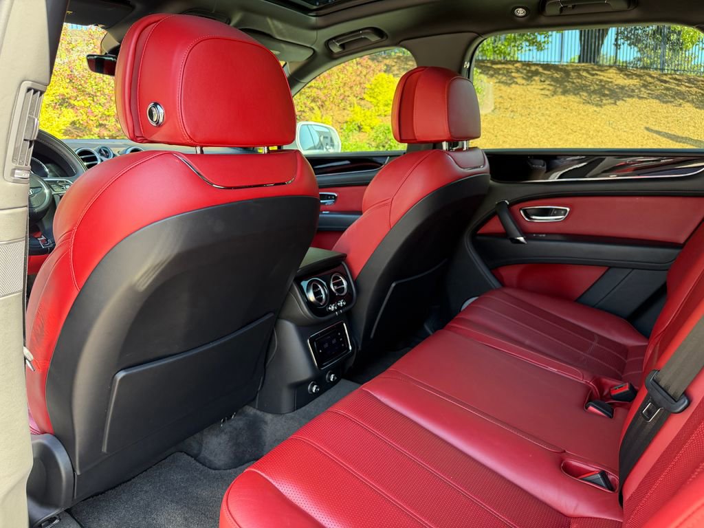 Used 2019 Bentley Bentayga AWD/4WD image 33