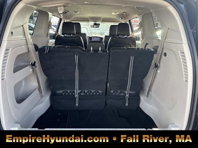 Used 2023 Chrysler Pacifica Touring-L image 6
