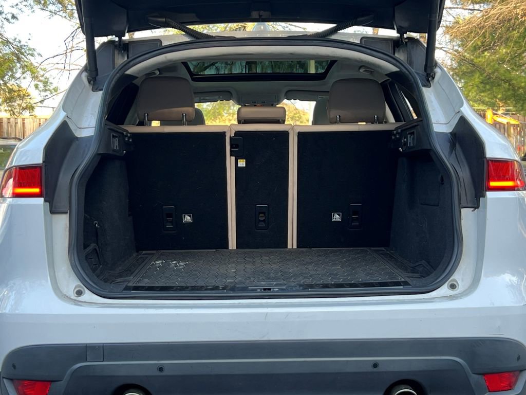 Used 2019 Jaguar F-PACE Premium image 15