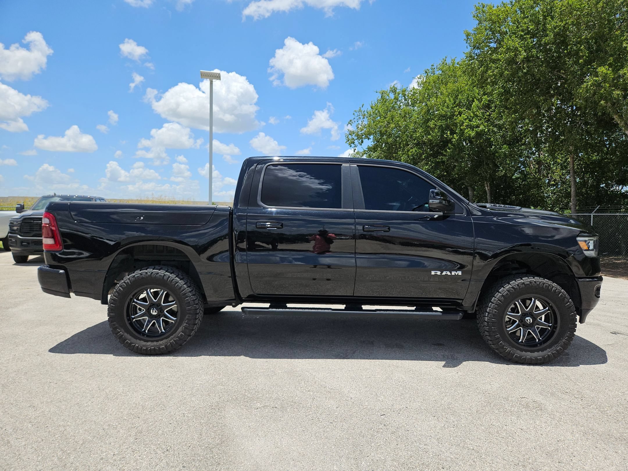 Used 2024 RAM 1500 Laramie AWD/4WD image 2