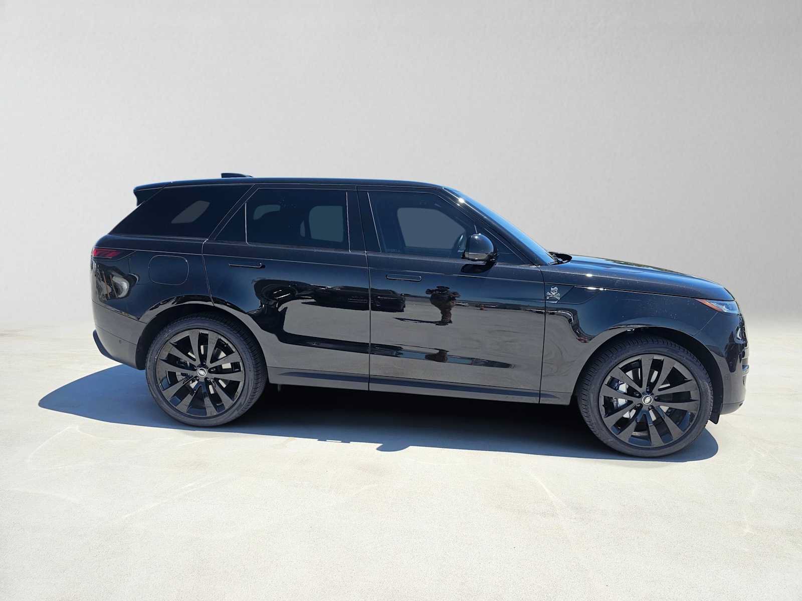 Used 2024 Land Rover Range Rover Sport SE AWD/4WD image 2