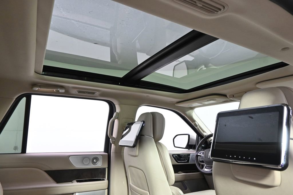 Used 2021 Lincoln Navigator Reserve AWD/4WD image 17