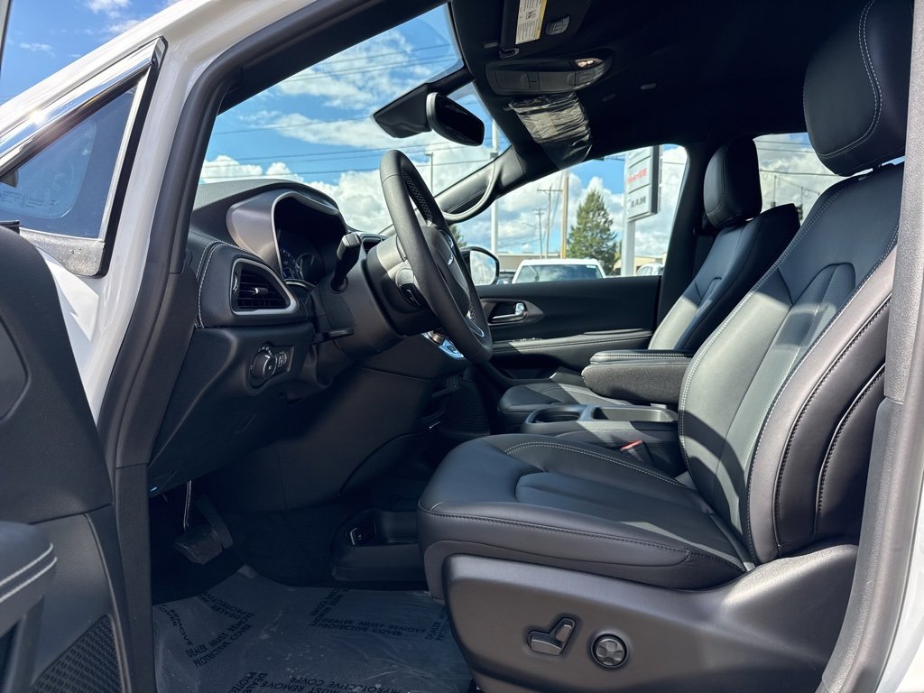 New 2026 Chrysler Pacifica Select image 23