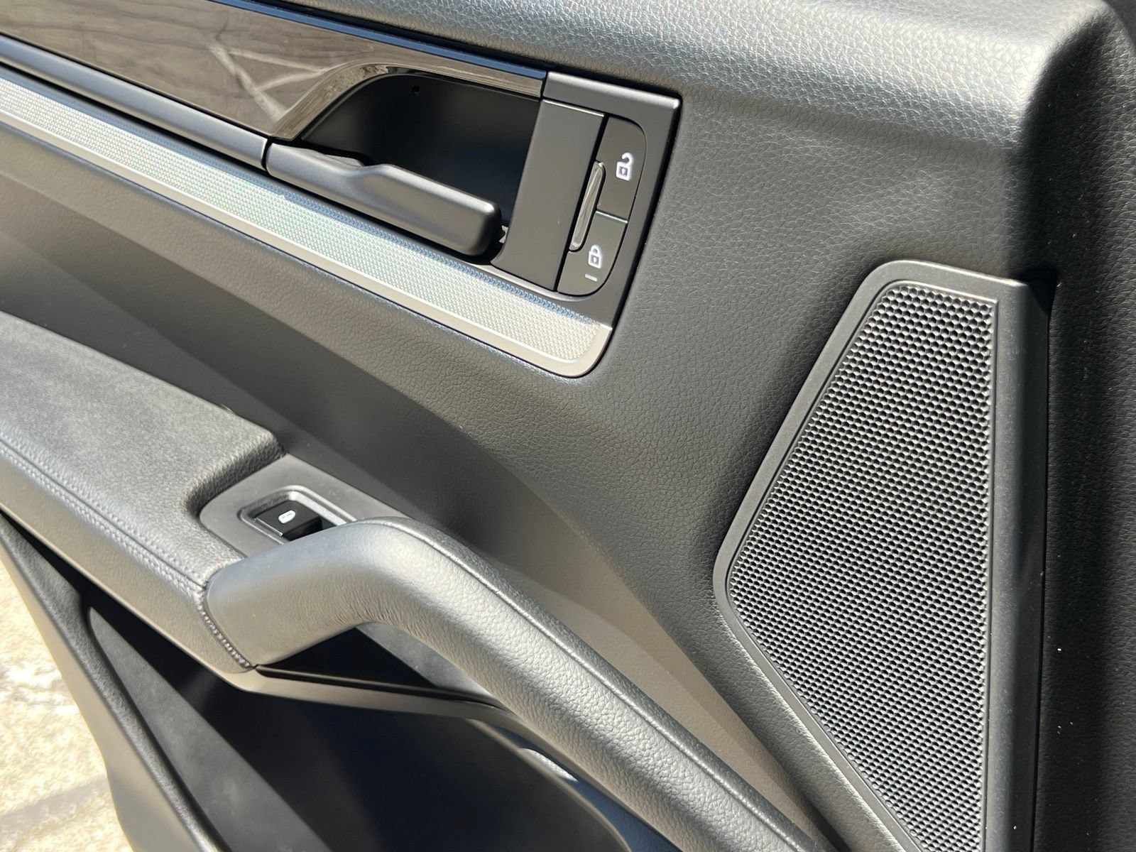 Certified 2025 Porsche Cayenne E-Hybrid AWD/4WD image 38