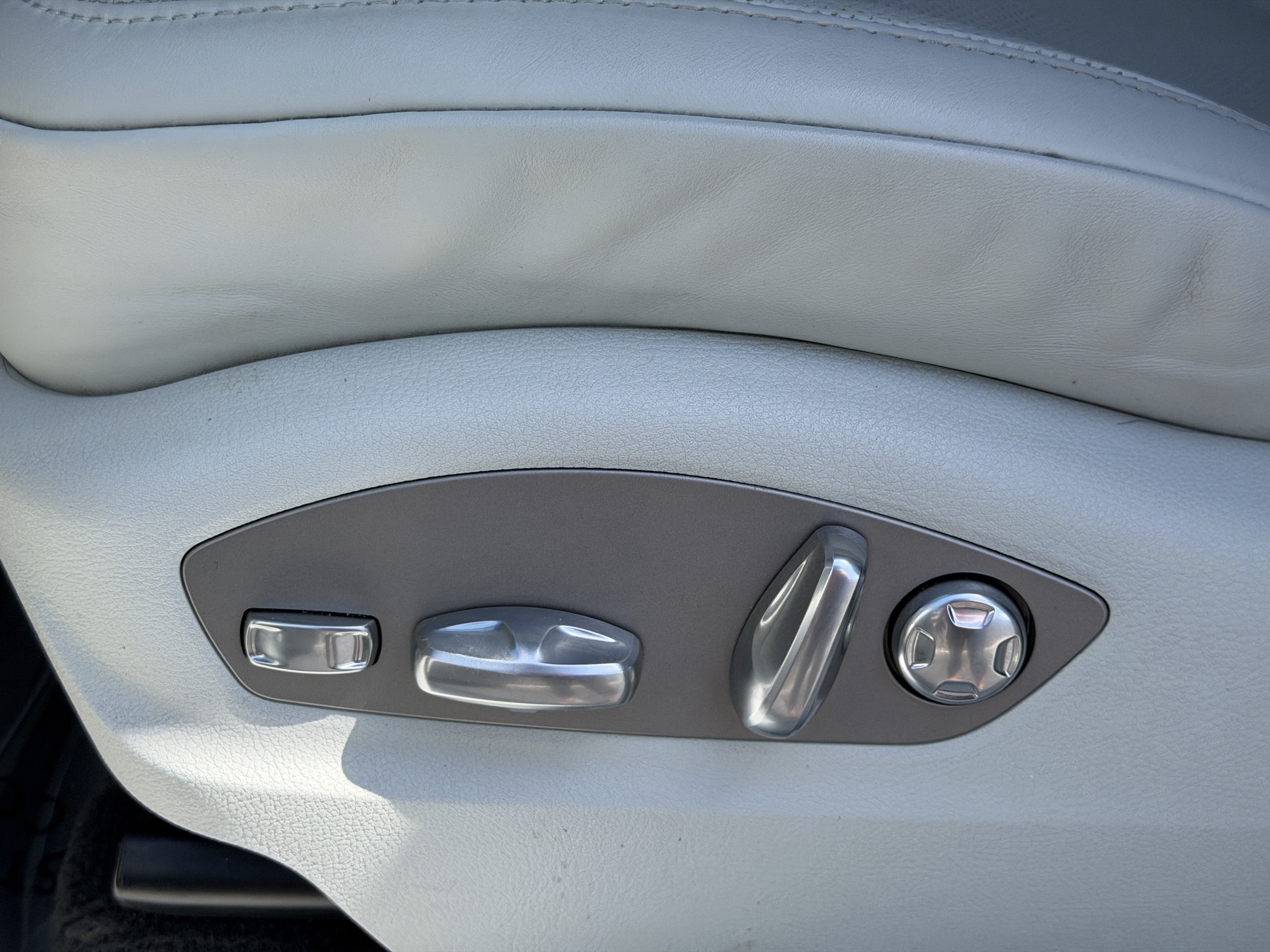 Certified 2023 Porsche Macan AWD/4WD image 29