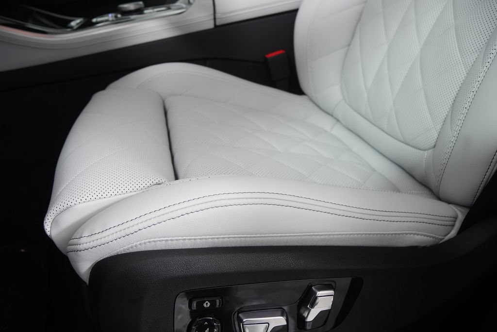 Used 2026 BMW X5 xDrive40i w/ M Sport Package AWD/4WD image 9
