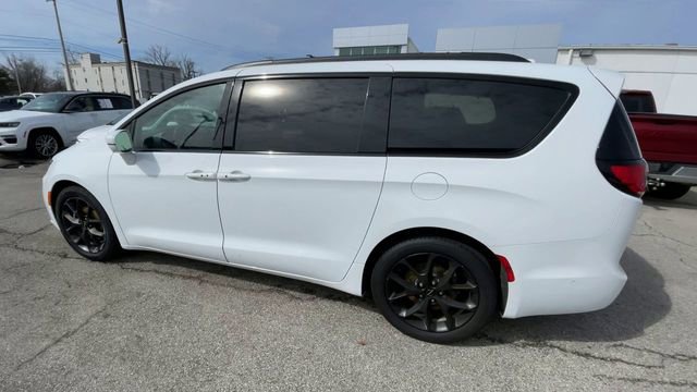 Used 2022 Chrysler Pacifica Limited w/ Uconnect Theater Family Group FWD image 7