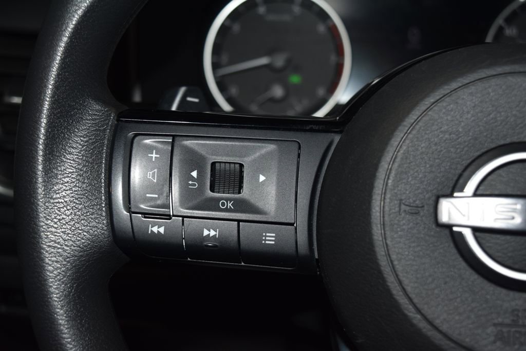 Used 2023 Nissan Rogue SV image 7