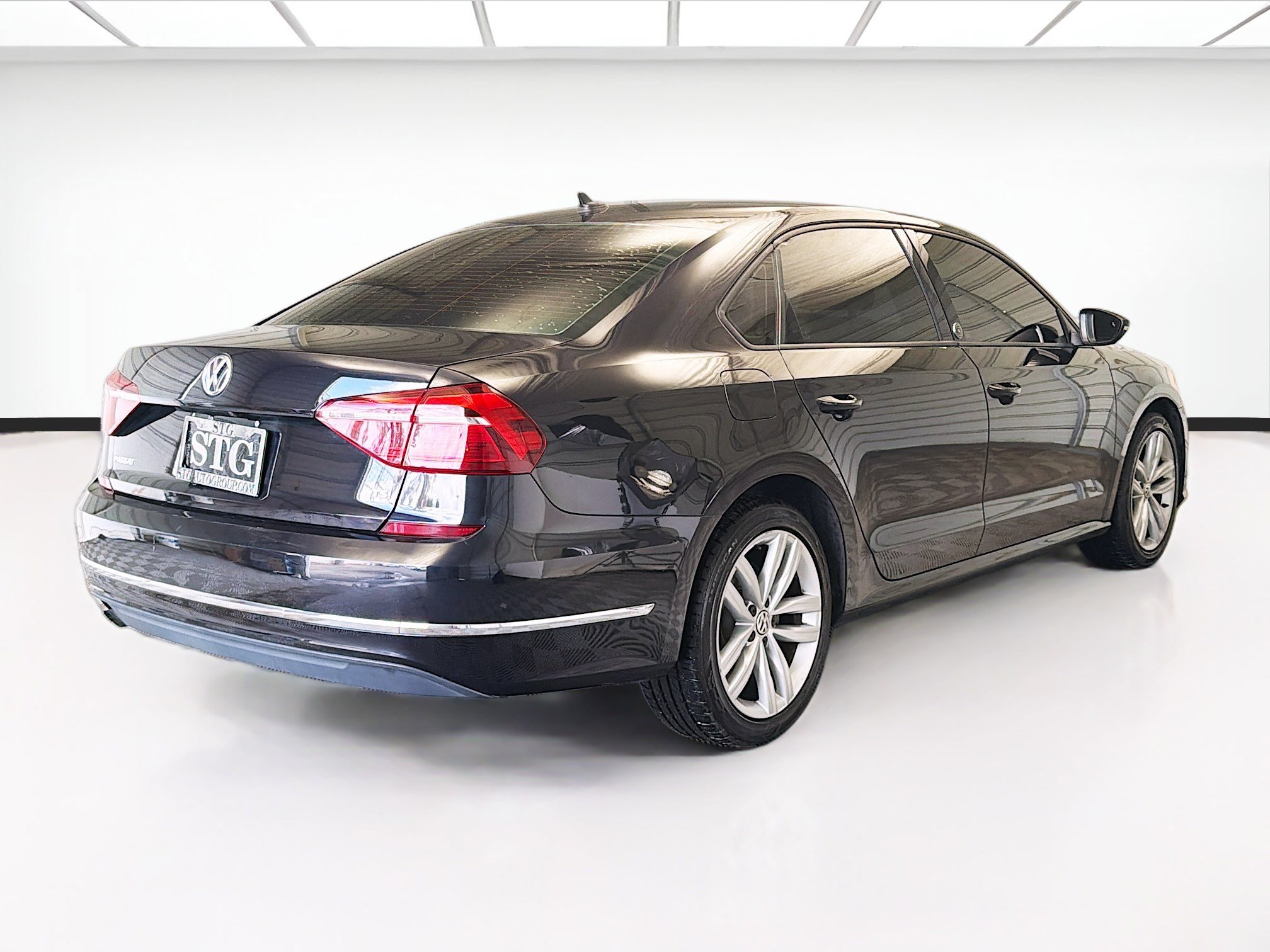 Used 2019 Volkswagen Passat 2.0T Wolfsburg w/ Wheels & Sunroof Package image 4