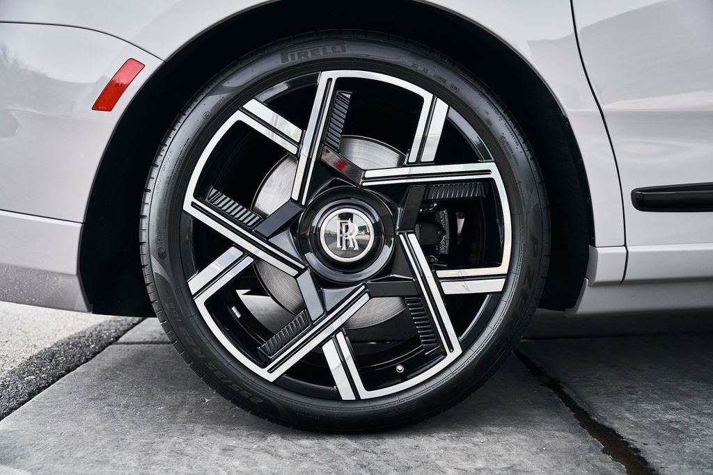 Used 2025 Rolls-Royce Cullinan Black Badge image 20