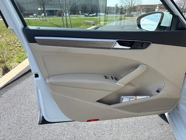 Used 2017 Volkswagen Passat 1.8T SEL Premium image 14