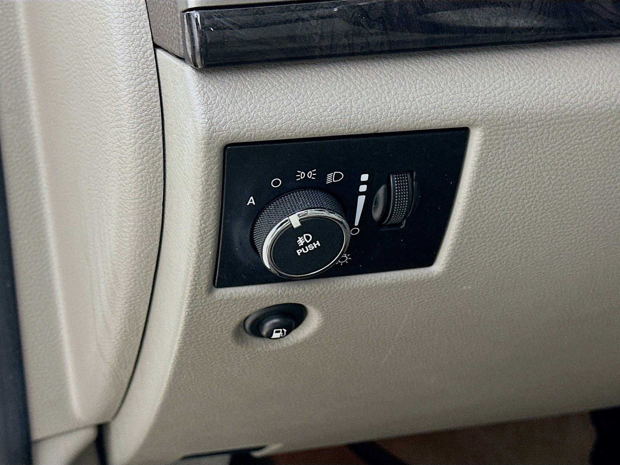 Used 2011 Jeep Grand Cherokee Laredo AWD/4WD image 10