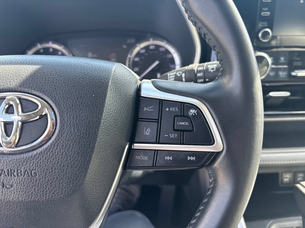Used 2022 Toyota Highlander XLE AWD/4WD image 21