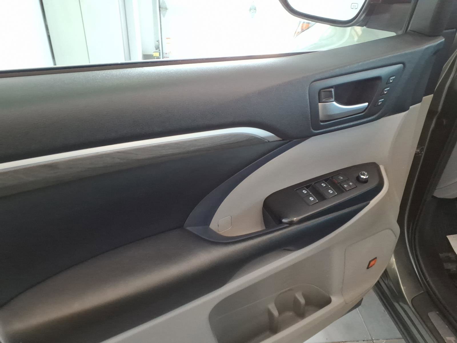 Used 2019 Toyota Highlander Limited image 12