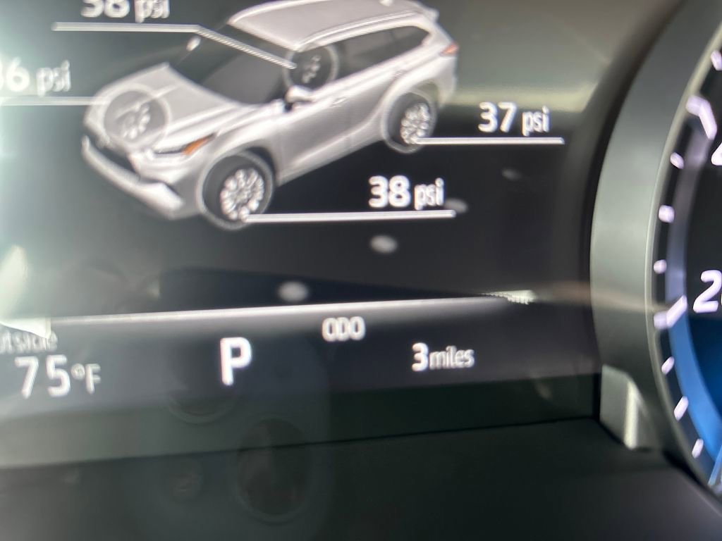 New 2025 Toyota Highlander XLE image 16