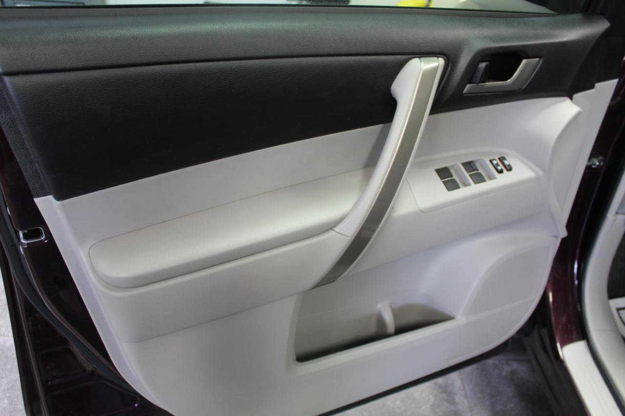 Used 2013 Toyota Highlander SE FWD image 18