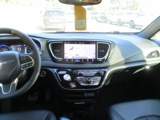 Certified 2025 Chrysler Pacifica Select FWD image 6