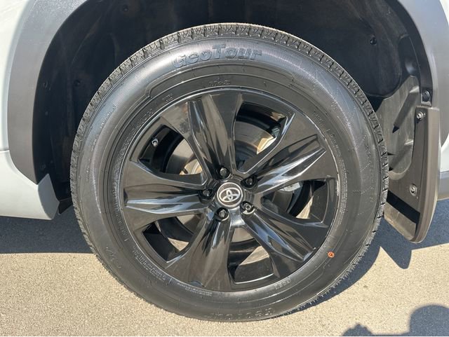 Used 2024 Toyota Highlander LE FWD image 18