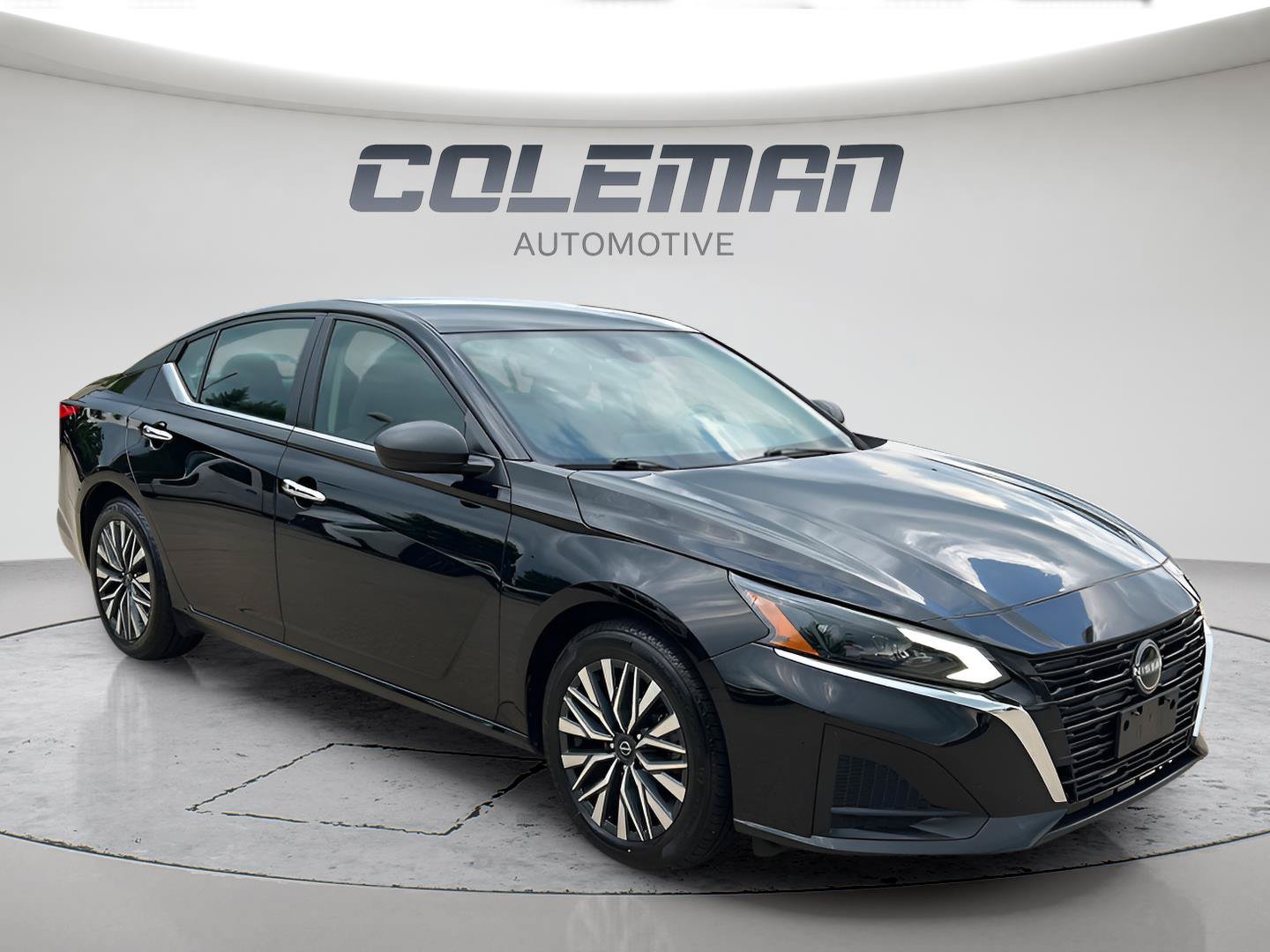 Used 2024 Nissan Altima 2.5 SV FWD image 2