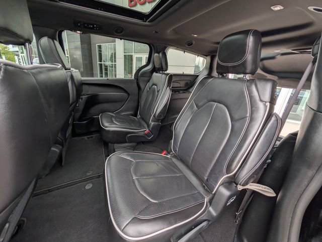 Used 2025 Chrysler Pacifica Limited FWD image 11