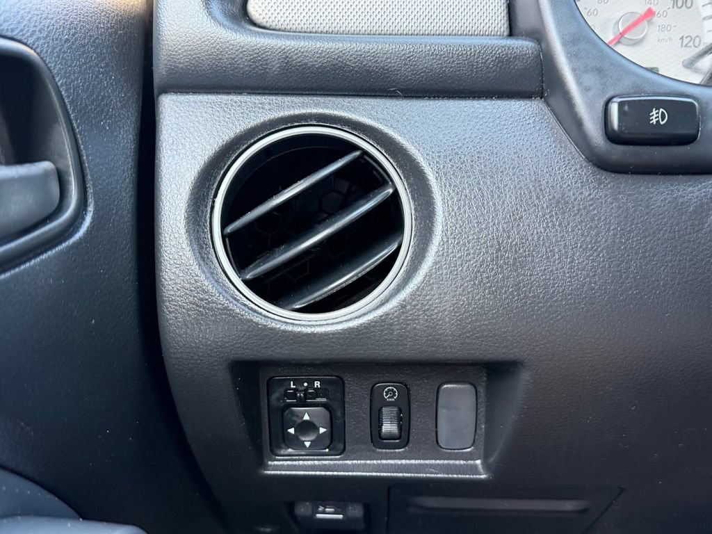 Used 2004 Mitsubishi Outlander XLS FWD image 21