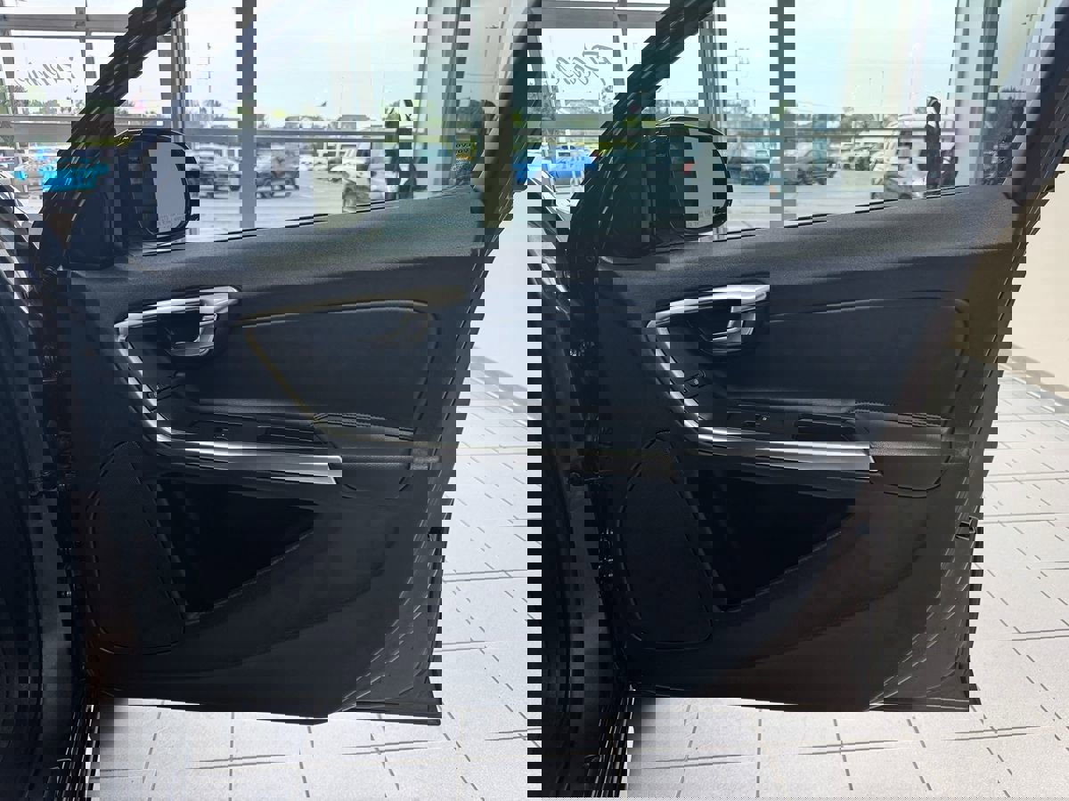 Used 2018 Volvo V60 T5 Cross Country w/ Convenience Package image 18