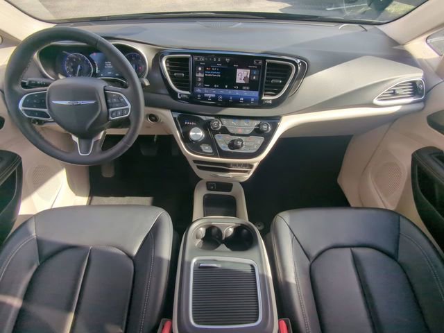 Used 2024 Chrysler Pacifica Touring-L image 19