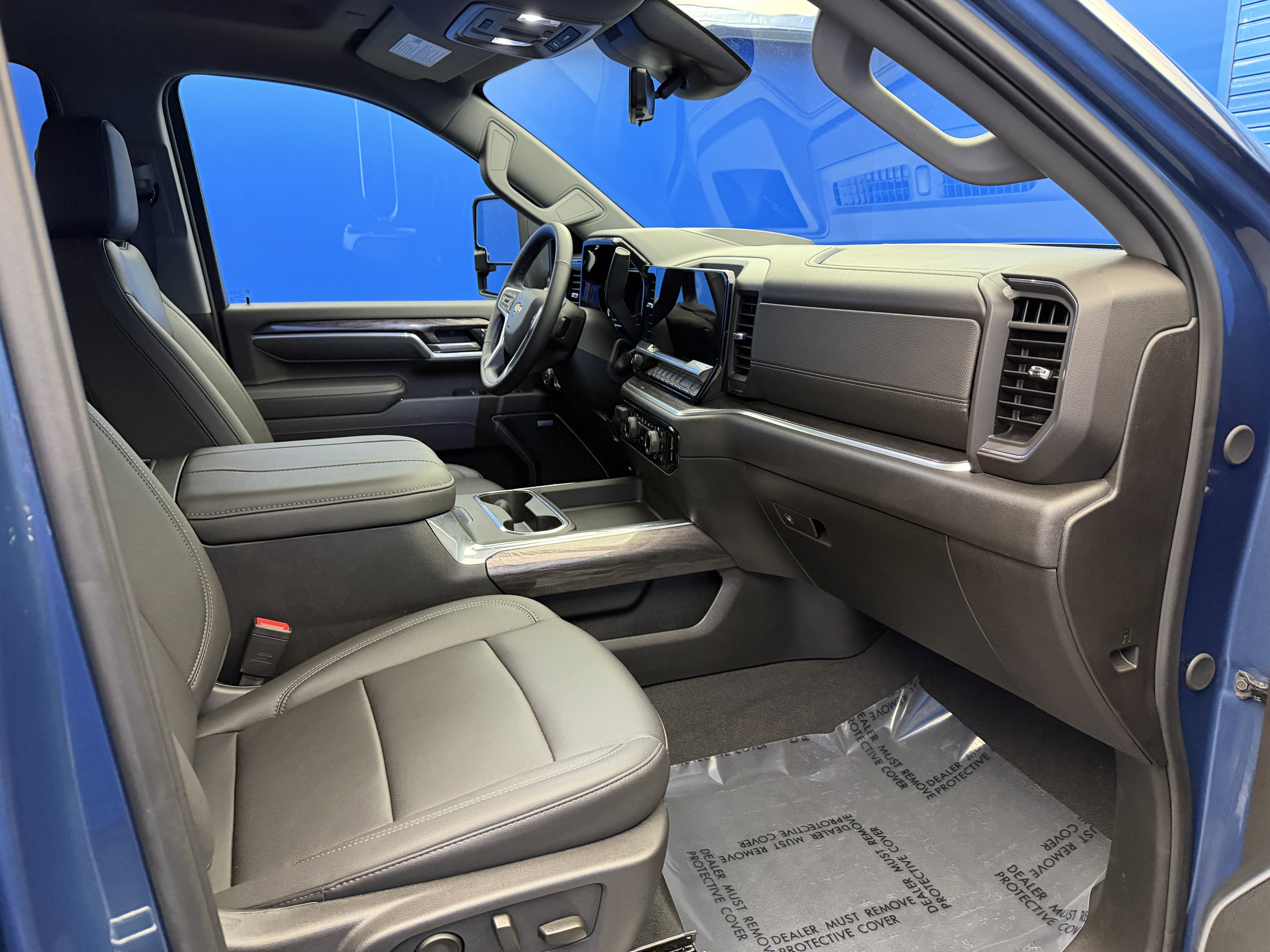 Used 2025 Chevrolet Silverado 2500 LTZ w/ LTZ Premium Package AWD/4WD image 31
