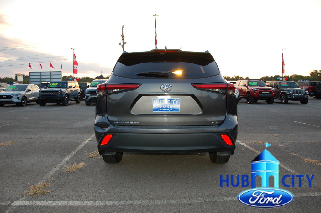 Used 2023 Toyota Highlander XLE FWD image 4