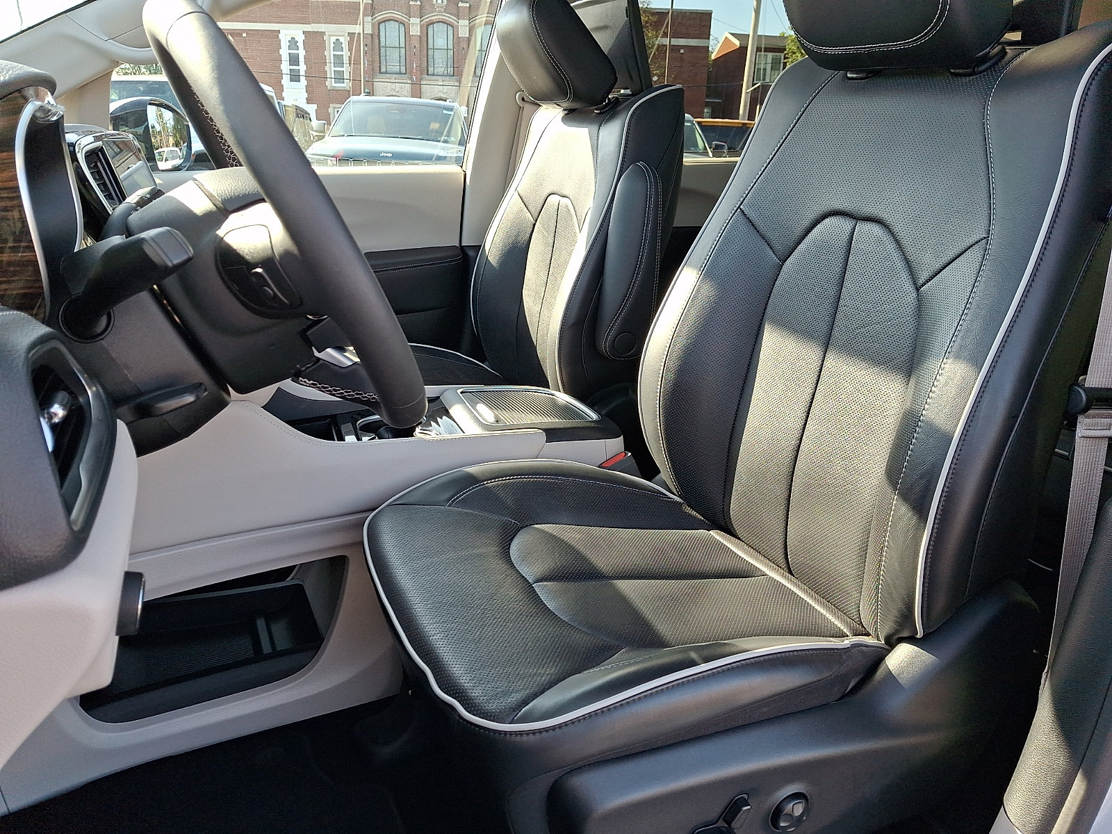 Used 2023 Chrysler Pacifica Limited w/ Uconnect Theater Family Group FWD image 15