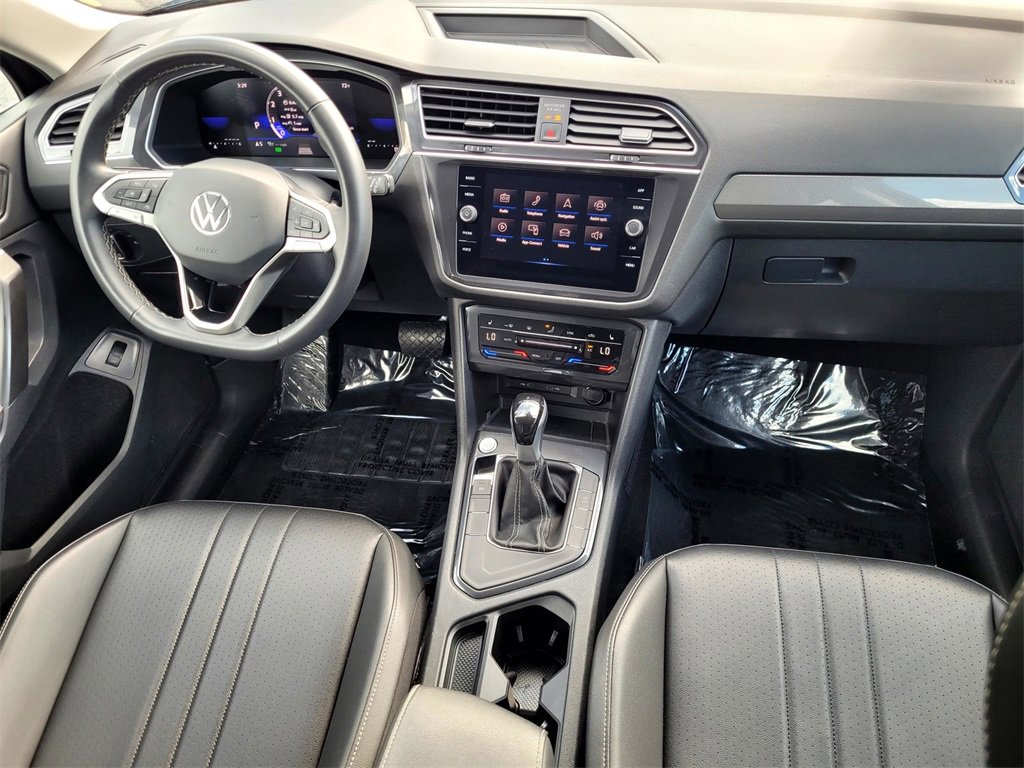 Used 2024 Volkswagen Tiguan SE image 33